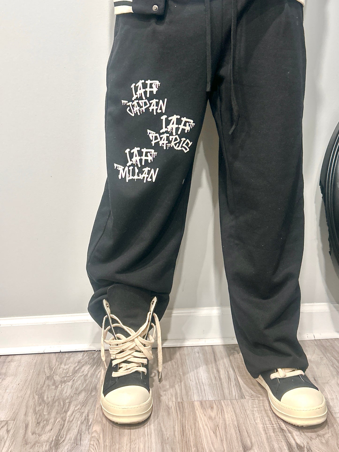 𝙸𝚗𝚝𝚎𝚛𝚗𝚊𝚝𝚒𝚘𝚗𝚊𝚕 𝙶𝚛𝚊𝚏𝚏𝚒𝚝𝚒 𝙿𝚕𝚊𝚒𝚍 𝙳𝚘𝚞𝚋𝚕𝚎 𝚆𝚊𝚒𝚜𝚝 𝚂𝚠𝚎𝚊𝚝𝚙𝚊𝚗𝚝𝚜